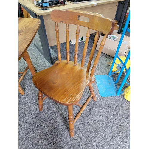 488 - Formica topped drop leaf dining table with 4x farmhouse chairs, chairs need attention. Table stands ... 