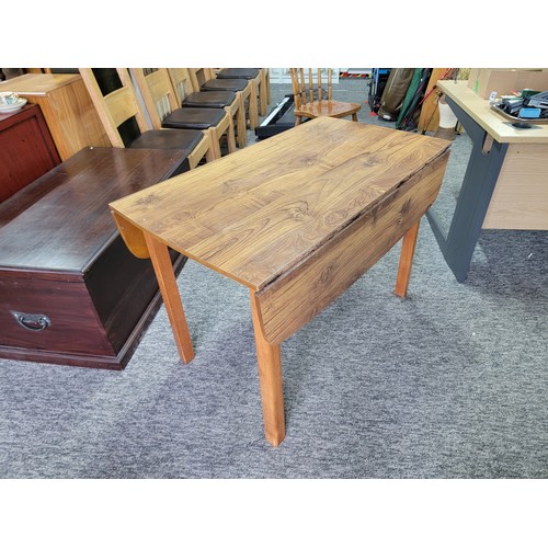 488 - Formica topped drop leaf dining table with 4x farmhouse chairs, chairs need attention. Table stands ... 