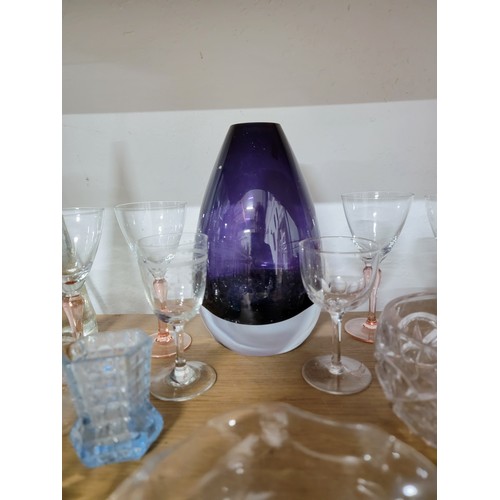 326 - A shelf full of good collectable glass to include a good amethyst glass heavy vase by Riihimaki Finl... 