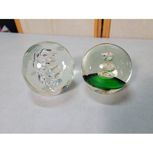 259 - A collection of 9x various art glass paperweights including a pretty glass paperweight signed to the... 