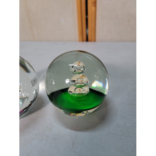 259 - A collection of 9x various art glass paperweights including a pretty glass paperweight signed to the... 