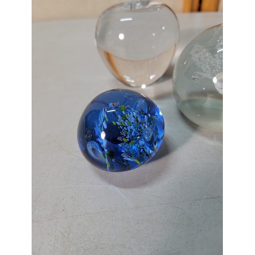 259 - A collection of 9x various art glass paperweights including a pretty glass paperweight signed to the... 