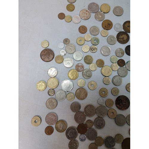 260 - A tub containing a large quantity of various vintage and antique world coins, please study photos fo... 