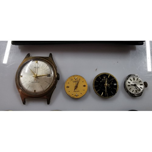 267D - Large quantity of various mechanical watch movements and dials, along with a small button case. To i... 