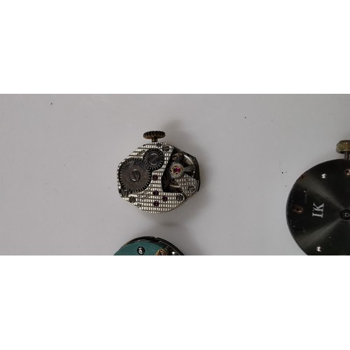 267D - Large quantity of various mechanical watch movements and dials, along with a small button case. To i... 