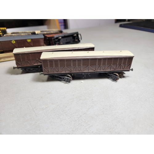 40 - Tray containing a quantity of Modern Railway coaches and rolling stock inc GWR rolling stock etc wit... 