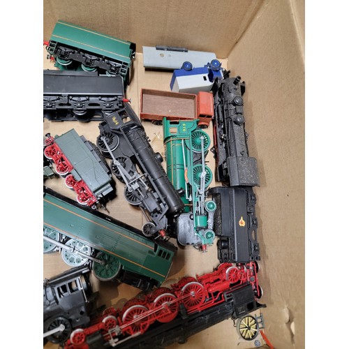 28 - Box containing a large quantity of plastic 00 gauge train bodies, rolling stock, vehicles, steam eng... 