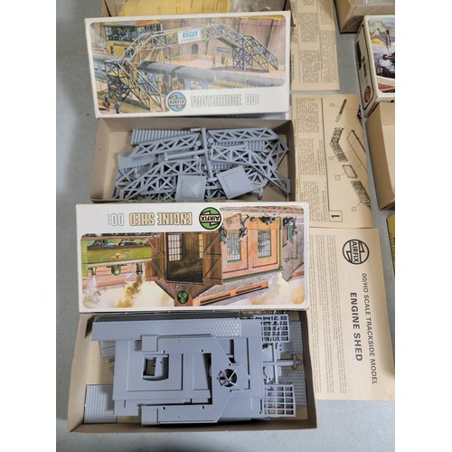 31 - Quantity of 6x model kits inc a new and sealed Heljan HO AH5 railway walk bridge, along with 2x Airf... 