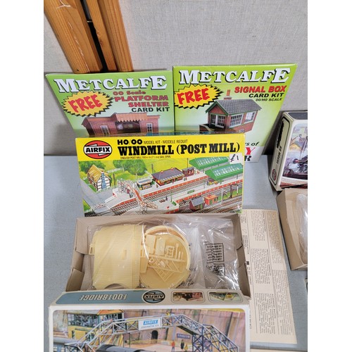 31 - Quantity of 6x model kits inc a new and sealed Heljan HO AH5 railway walk bridge, along with 2x Airf... 