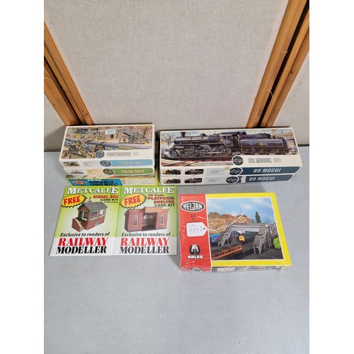 31 - Quantity of 6x model kits inc a new and sealed Heljan HO AH5 railway walk bridge, along with 2x Airf... 