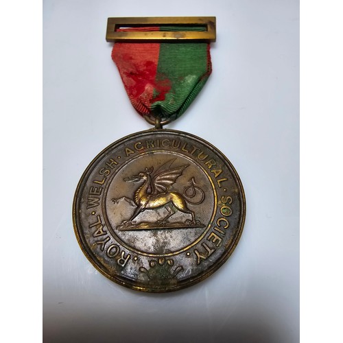 325 - Good quality vintage cased Long Service medal for the Royal Welsh Agricultural Society, made by Garr... 