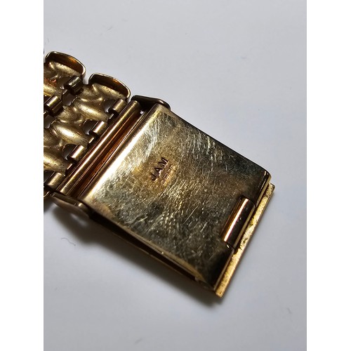 331 - Good quality hallmarked 9ct. yellow gold gents wristwatch by Accurist which feature 9ct. gold strap ... 