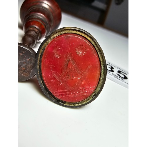 335 - 2x good quality antique stamp seals to include a good Georgian turned seal with what appears to be a... 