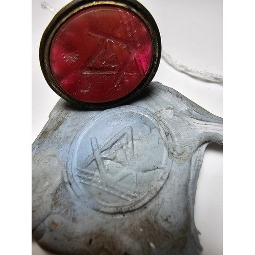 335 - 2x good quality antique stamp seals to include a good Georgian turned seal with what appears to be a... 