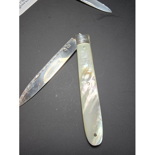 338 - 3x good quality antique fruit knives all with mother of pearl handles and hallmarked silver blades, ... 