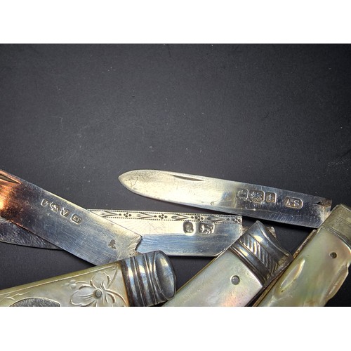 338 - 3x good quality antique fruit knives all with mother of pearl handles and hallmarked silver blades, ... 