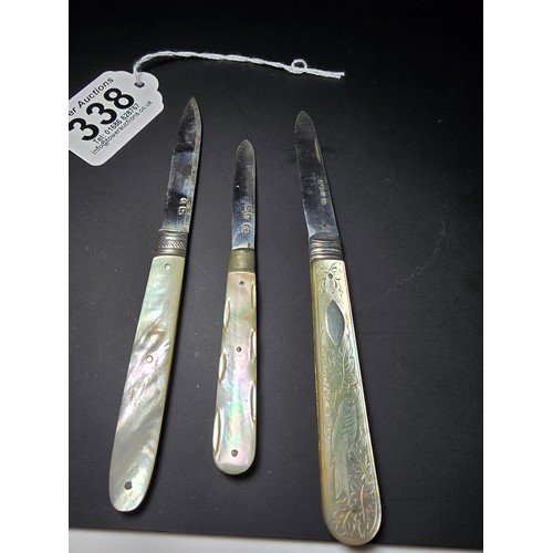 338 - 3x good quality antique fruit knives all with mother of pearl handles and hallmarked silver blades, ... 