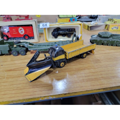 64 - 5x diecast vehicles inc 2x boxed diecast items inc a boxed Vanguards Guinness truck and a boxed Corg... 