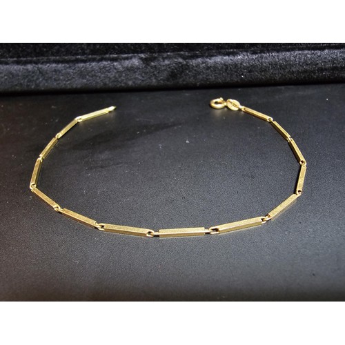 353 - A pretty hallmarked 9ct yellow gold bracelet with a spider leg link design, in excellent clean condi... 