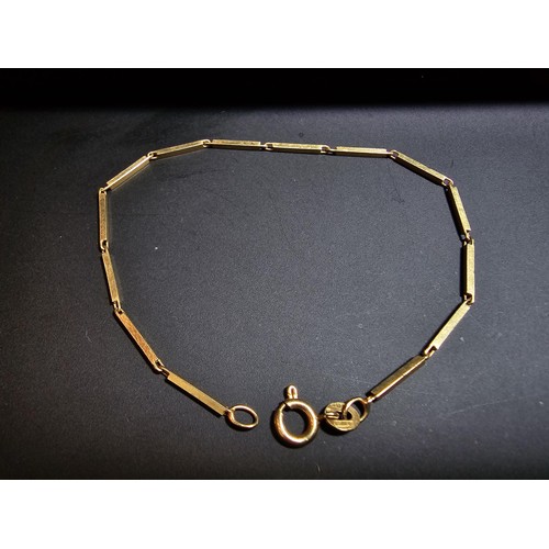 353 - A pretty hallmarked 9ct yellow gold bracelet with a spider leg link design, in excellent clean condi... 