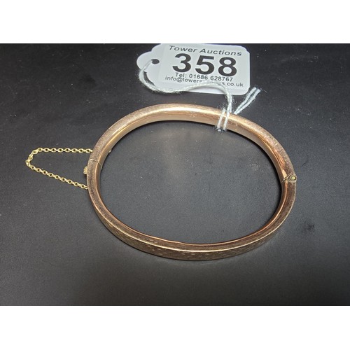 358 - A good quality vintage 9ct rose gold hinged bangle featuring an engraved design complete with its sa... 