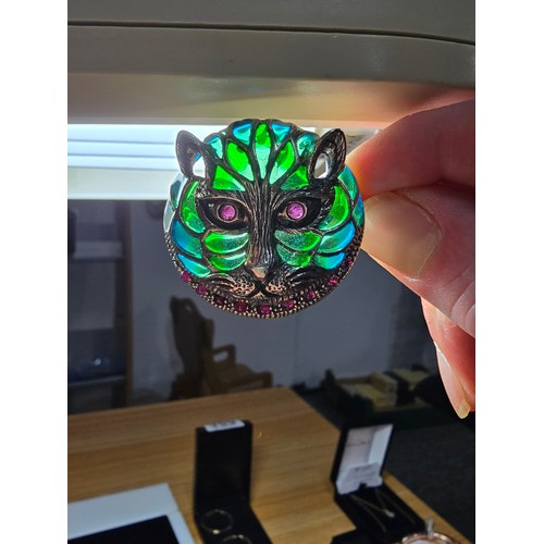 360 - A stunning 925 silver cat faced formed brooch with pretty blue and green stained glass backing, the ... 