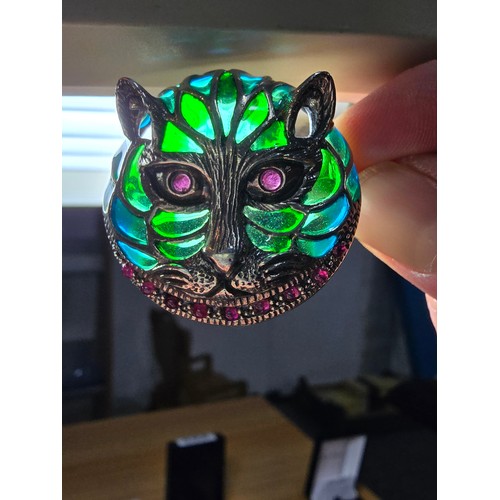 360 - A stunning 925 silver cat faced formed brooch with pretty blue and green stained glass backing, the ... 