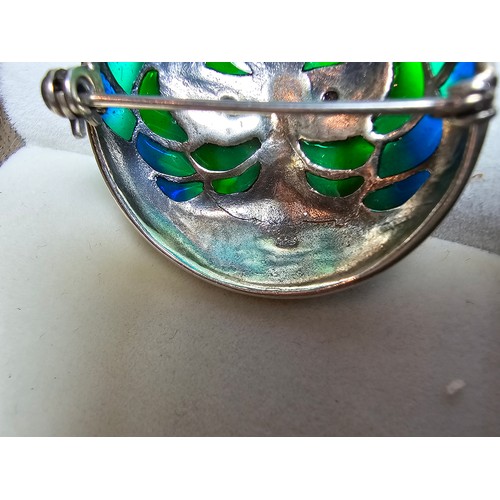 360 - A stunning 925 silver cat faced formed brooch with pretty blue and green stained glass backing, the ... 