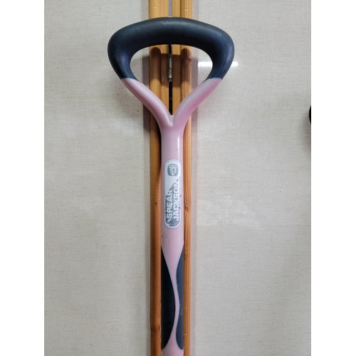 177 - Pair of good quality pink handled Spear and Jackson fork and spade, in overall good condition.