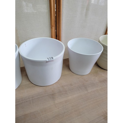 178 - 5x good quality Scheurich planters in cream and white, one has a crack down the side otherwise in go... 