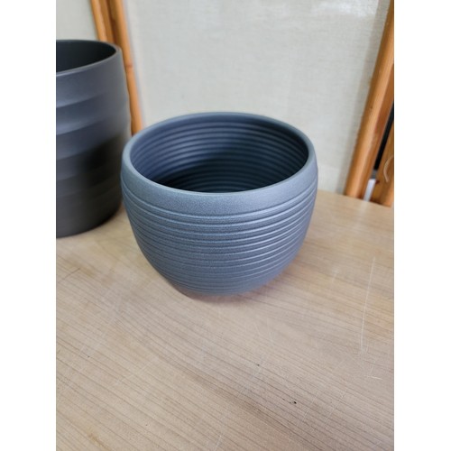 179 - 3x good quality Scheurich black plant pots all in good order inc a ribbed plant pot, measures 24cm h... 