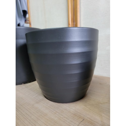 179 - 3x good quality Scheurich black plant pots all in good order inc a ribbed plant pot, measures 24cm h... 