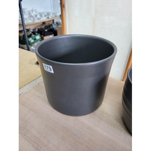 179 - 3x good quality Scheurich black plant pots all in good order inc a ribbed plant pot, measures 24cm h... 