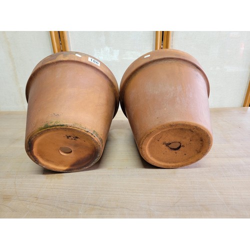 186 - 2x good quality terracotta planters in good order, both measure 28cm high by 31cm in diameter