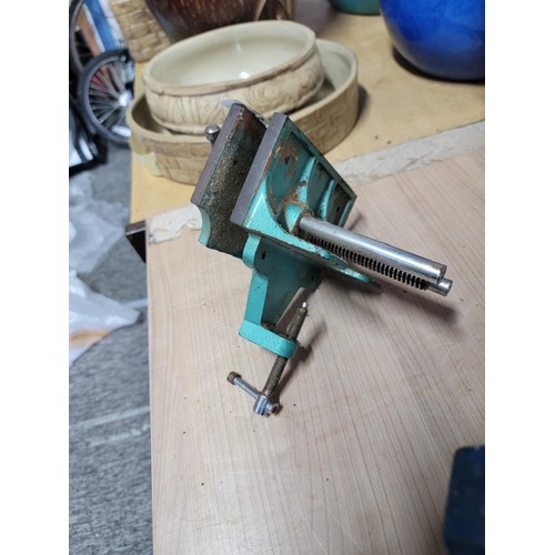 189 - Good quality small green P&B England carpenters  vice in good overall condition length of 23cm width... 