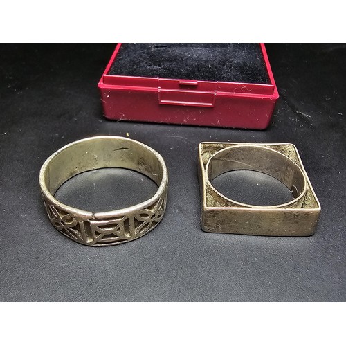 260 - A bundle of 2x chunky 925 silver rings to include an unusual hand made square shaped ring with a rou... 