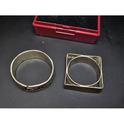 260 - A bundle of 2x chunky 925 silver rings to include an unusual hand made square shaped ring with a rou... 