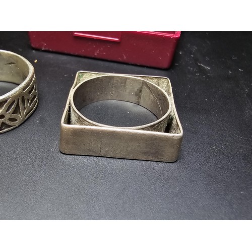 260 - A bundle of 2x chunky 925 silver rings to include an unusual hand made square shaped ring with a rou... 