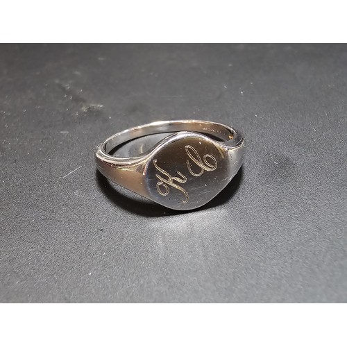 262 - A good quality unused 925 silver ring with the initial KL monogrammed to the top, signed 925 Angelan... 