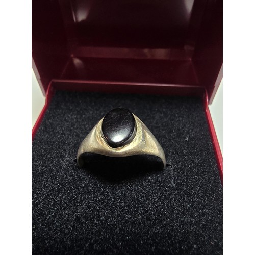 264 - A vintage 925 silver ring inset with a black onyx oval stone in good clean condition and boxed, size... 