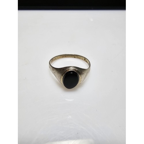 264 - A vintage 925 silver ring inset with a black onyx oval stone in good clean condition and boxed, size... 