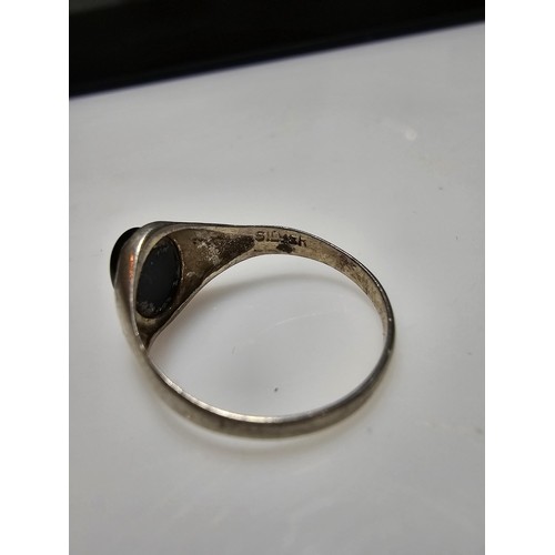 264 - A vintage 925 silver ring inset with a black onyx oval stone in good clean condition and boxed, size... 