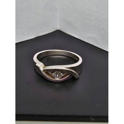 275 - An attractive 925 silver ring inset with a square cut cz crystal stone. In excellent clean condition... 