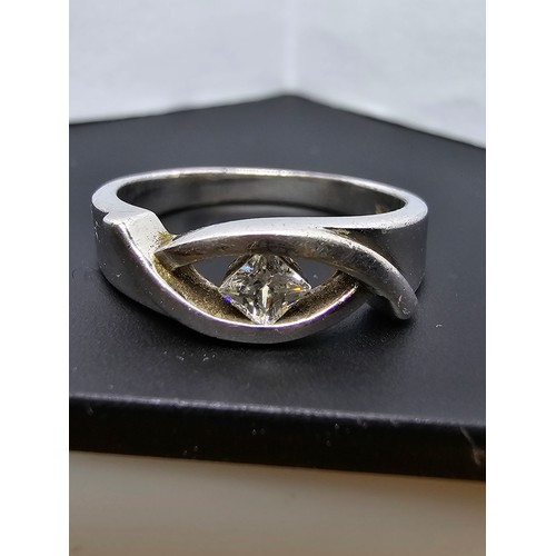 275 - An attractive 925 silver ring inset with a square cut cz crystal stone. In excellent clean condition... 