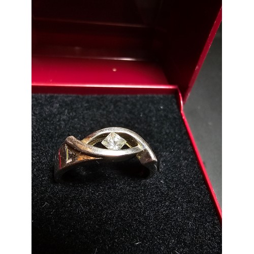 275 - An attractive 925 silver ring inset with a square cut cz crystal stone. In excellent clean condition... 