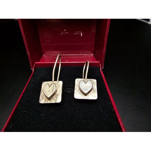 287 - A pair of 925 silver drop earrings with heart motifs, handmade and in excellent condition.