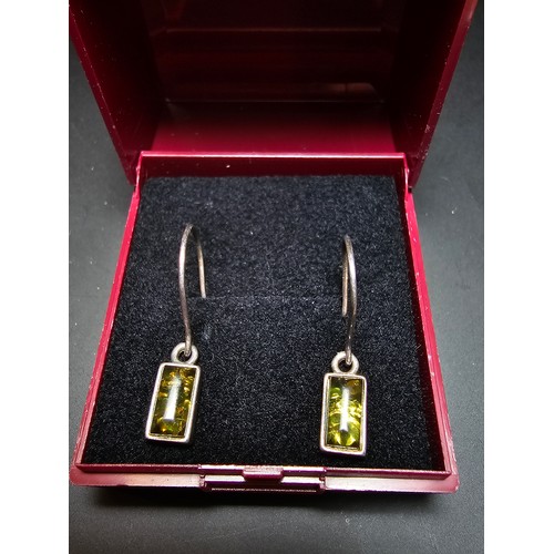 292 - A pair of pretty 925 silver drop earrings inset with green amber stones, in good condition and compl... 