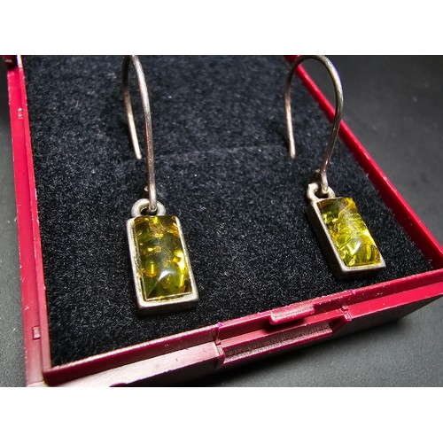 292 - A pair of pretty 925 silver drop earrings inset with green amber stones, in good condition and compl... 