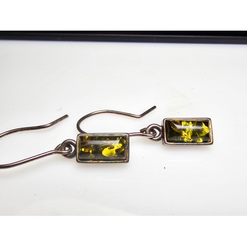 292 - A pair of pretty 925 silver drop earrings inset with green amber stones, in good condition and compl... 