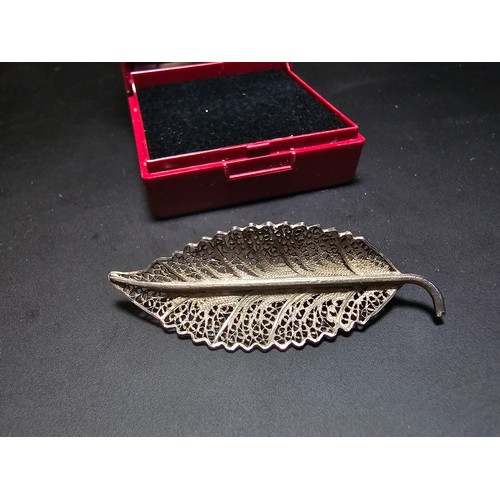 293 - A pretty 925 silver filigree design leaf brooch with intricate working. In excellent condition and c... 